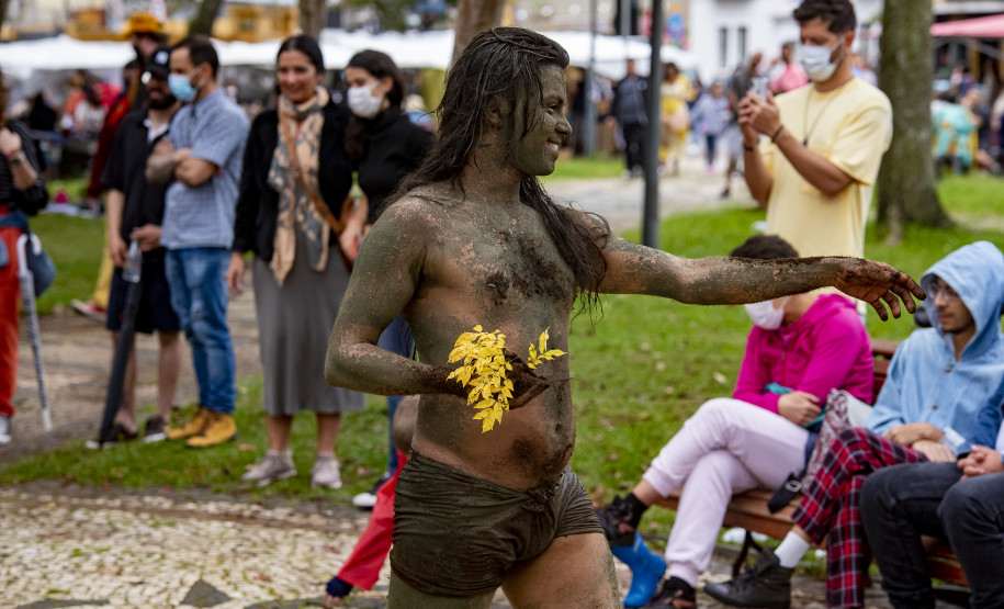 Performance "Ponto Final, Ponto Seguido" da artista indígena Uýra