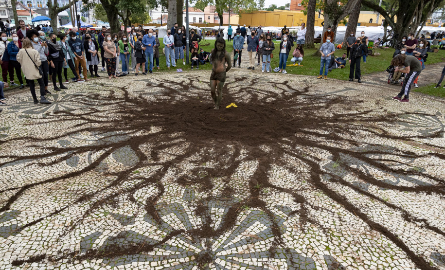 Performance "Ponto Final, Ponto Seguido" da artista indígena Uýra