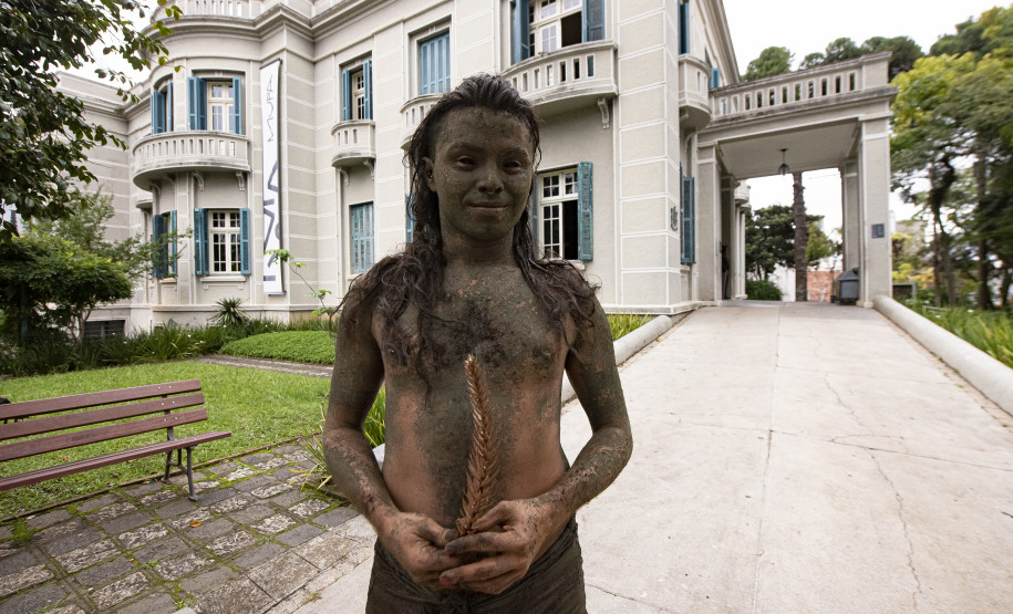 Performance "Ponto Final, Ponto Seguido" da artista indígena Uýra