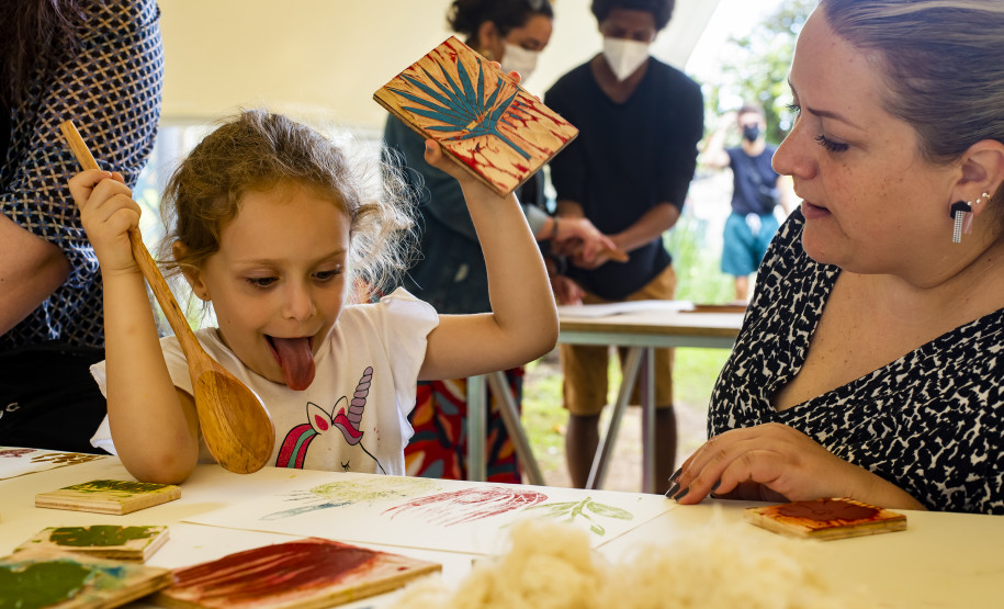 Oficinas de xilogravura e carimbos com Luiz Lira e Ramon Santos