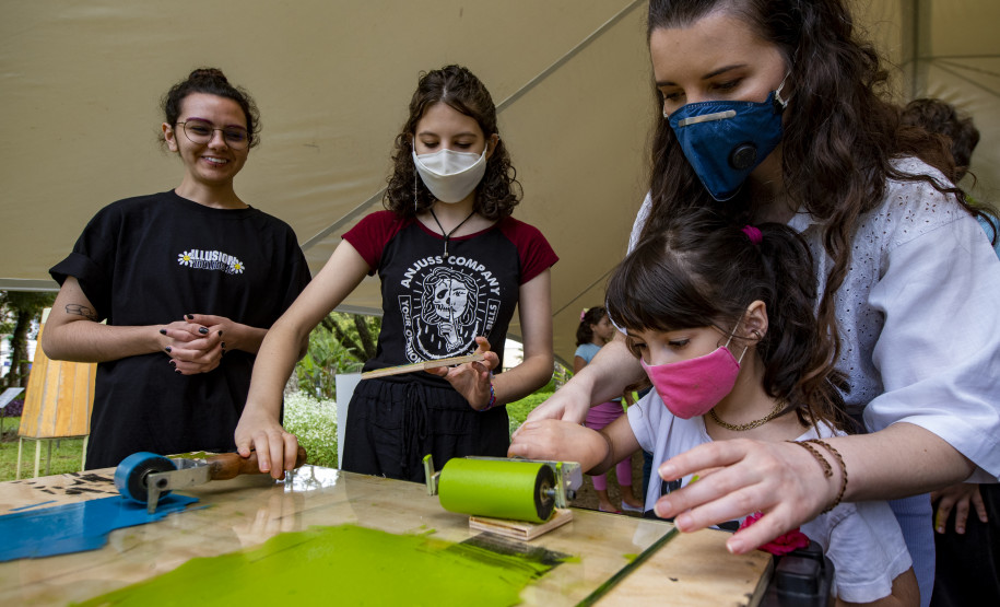 Oficinas de xilogravura e carimbos com Luiz Lira e Ramon Santos