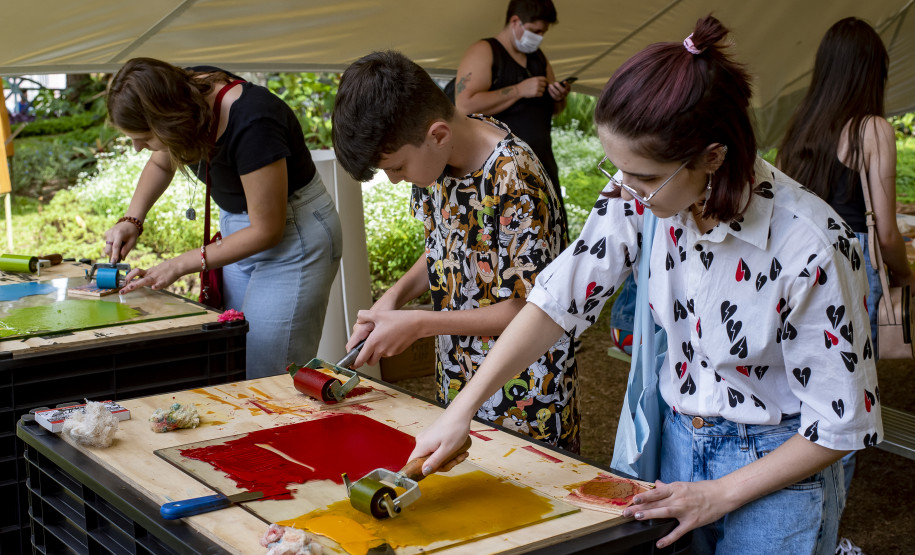 Oficinas de xilogravura e carimbos com Luiz Lira e Ramon Santos