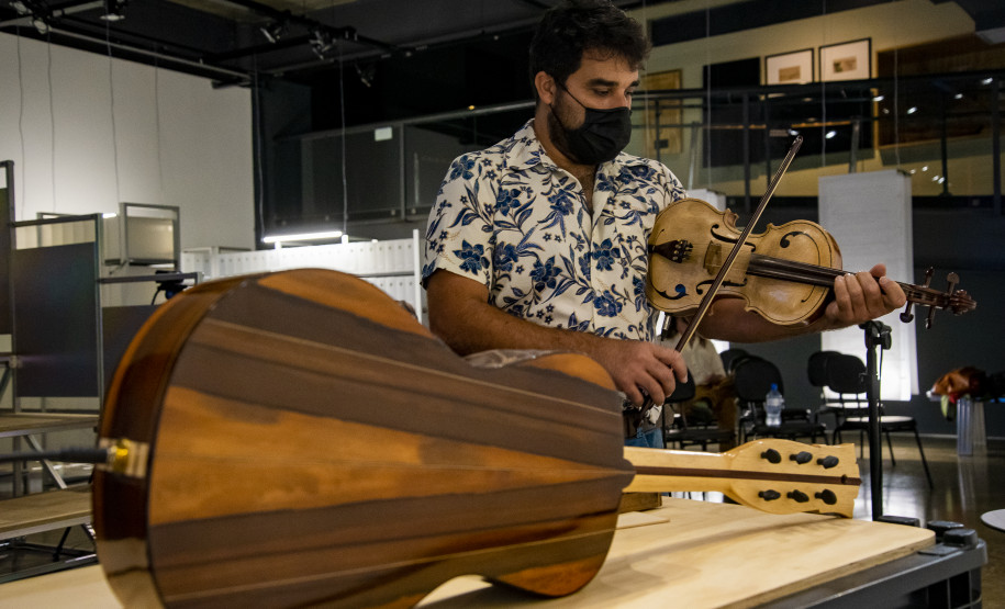 Palestra demonstrativa "Vegetal que vira música: a caxeta e os instrumentos caiçaras" com o mestre caiçara e luthier Aorelio Domingues