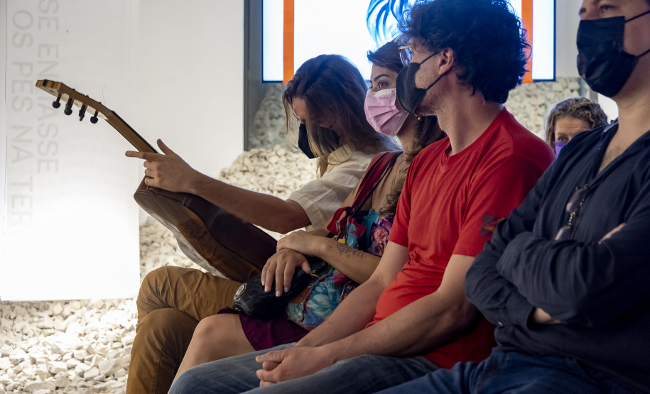 Palestra demonstrativa "Vegetal que vira música: a caxeta e os instrumentos caiçaras" com o mestre caiçara e luthier Aorelio Domingues