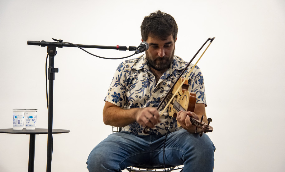 Palestra demonstrativa "Vegetal que vira música: a caxeta e os instrumentos caiçaras" com o mestre caiçara e luthier Aorelio Domingues