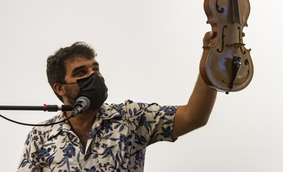 Palestra demonstrativa "Vegetal que vira música: a caxeta e os instrumentos caiçaras" com o mestre caiçara e luthier Aorelio Domingues