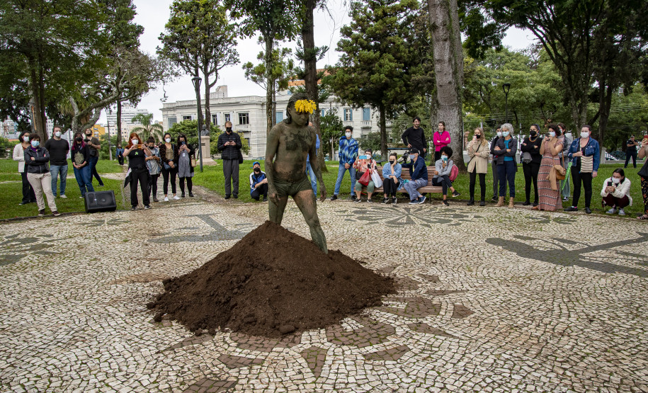 Performance "Ponto Final, Ponto Seguido" da artista indígena Uýra