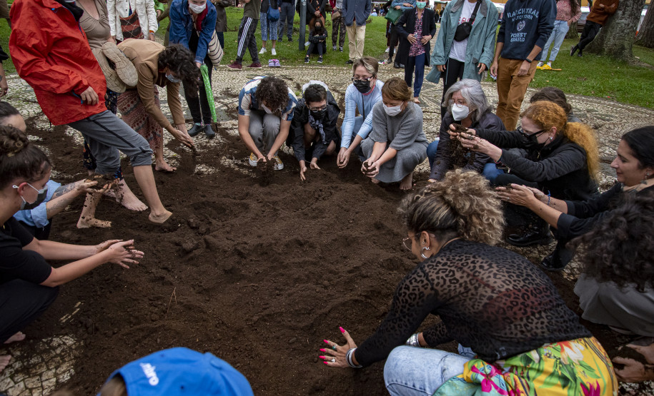 Performance "Ponto Final, Ponto Seguido" da artista indígena Uýra