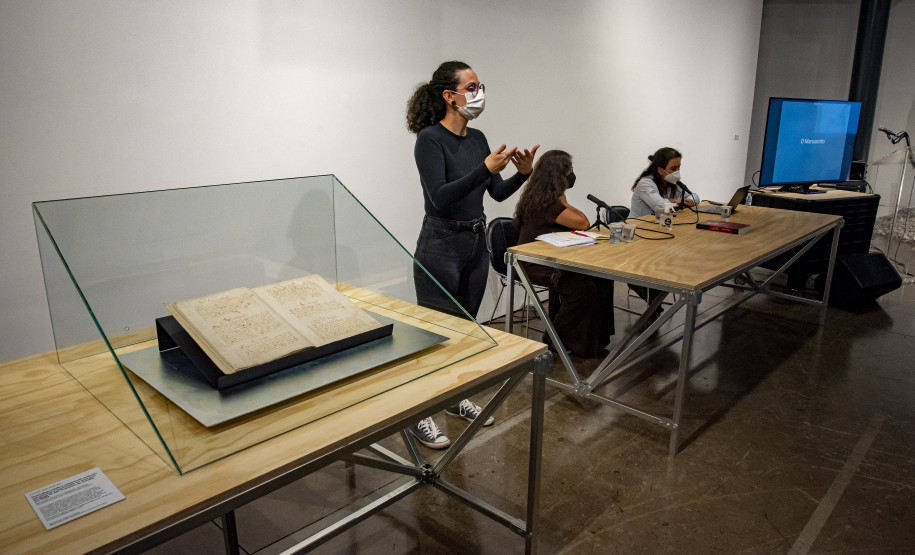 Mesa-redonda "Formulário médico jesuíta: o documento histórico em debate" com a historiadora e servidora da Fiocruz Maria Claudia Santiago e a historiadora Heloisa Gesteira