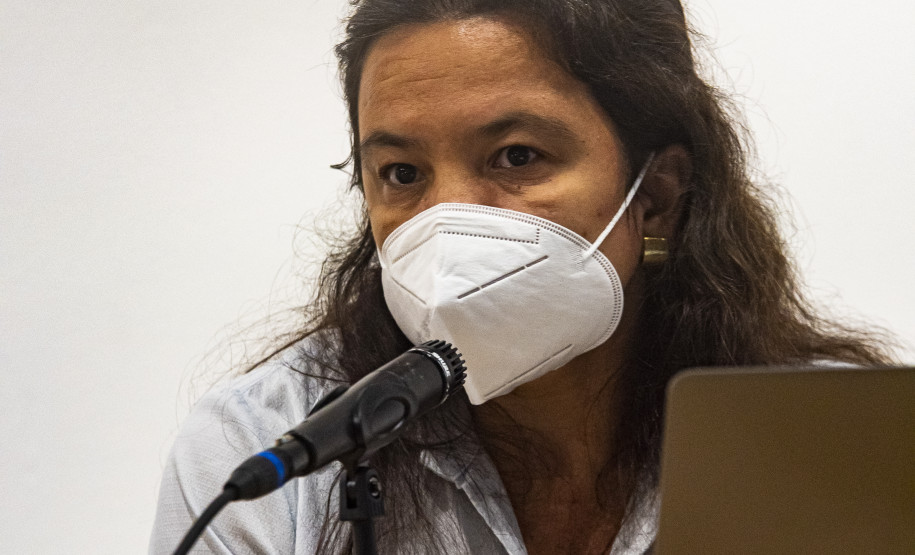 Mesa-redonda "Formulário médico jesuíta: o documento histórico em debate" com a historiadora e servidora da Fiocruz Maria Claudia Santiago e a historiadora Heloisa Gesteira