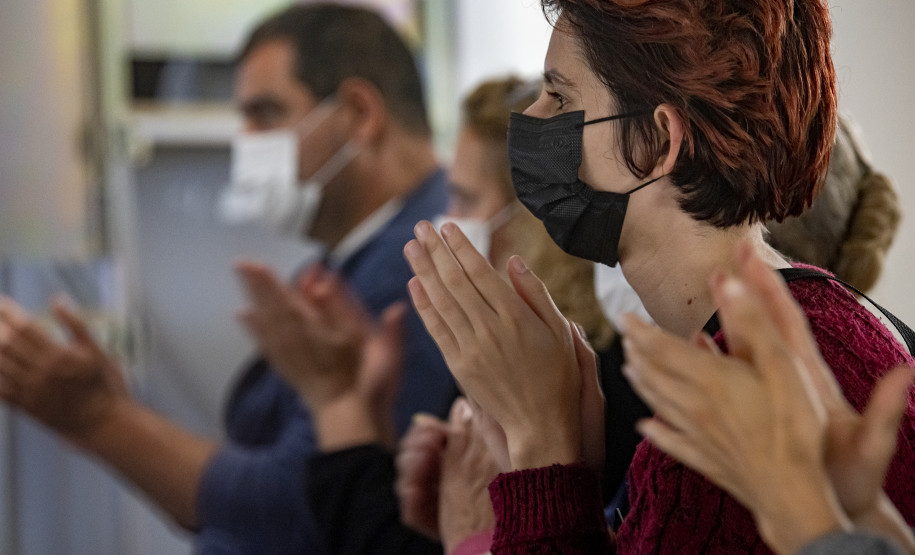 Mesa-redonda "Formulário médico jesuíta: o documento histórico em debate" com a historiadora e servidora da Fiocruz Maria Claudia Santiago e a historiadora Heloisa Gesteira