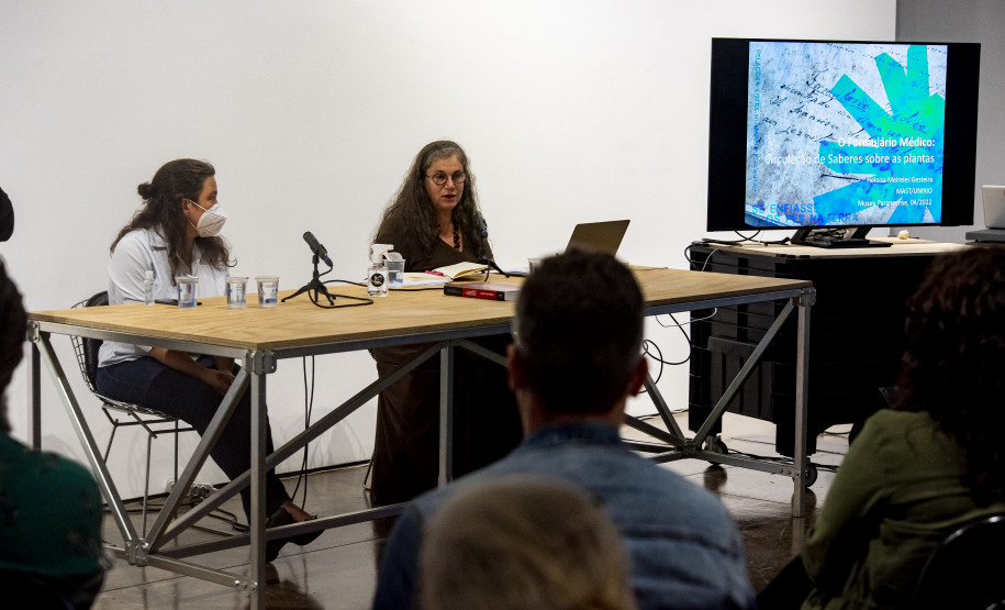 Mesa-redonda "Formulário médico jesuíta: o documento histórico em debate" com a historiadora e servidora da Fiocruz Maria Claudia Santiago e a historiadora Heloisa Gesteira