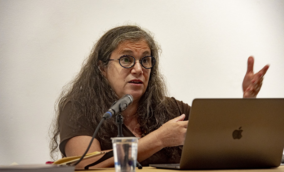 Mesa-redonda "Formulário médico jesuíta: o documento histórico em debate" com a historiadora e servidora da Fiocruz Maria Claudia Santiago e a historiadora Heloisa Gesteira