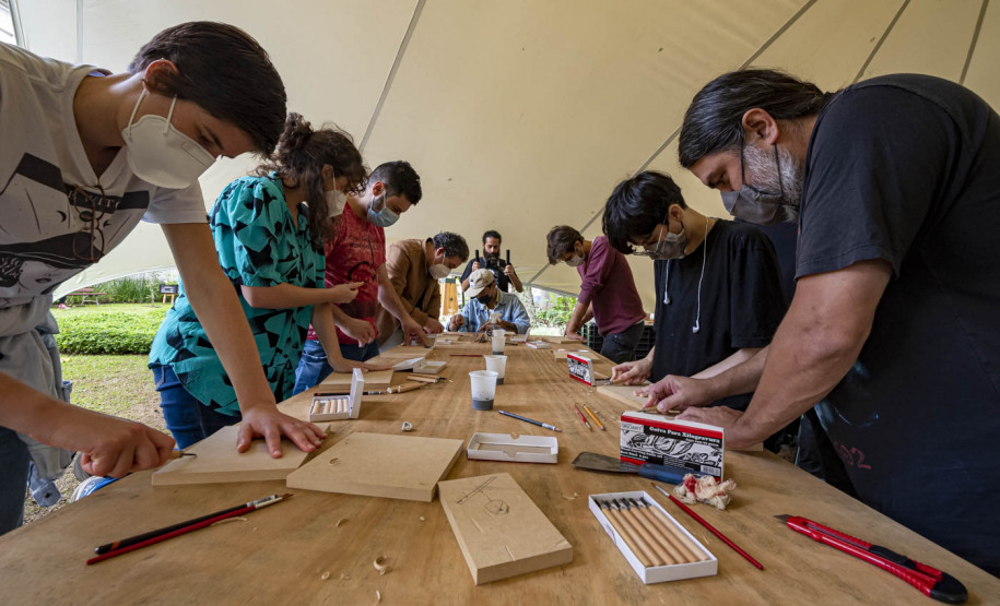 Oficinas de xilogravura e carimbos com Luiz Lira e Ramon Santos