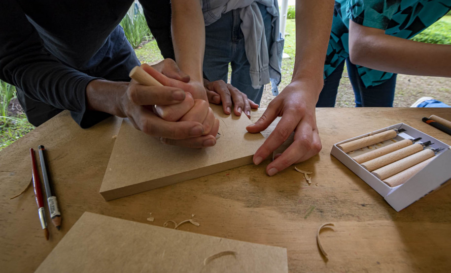 Oficinas de xilogravura e carimbos com Luiz Lira e Ramon Santos