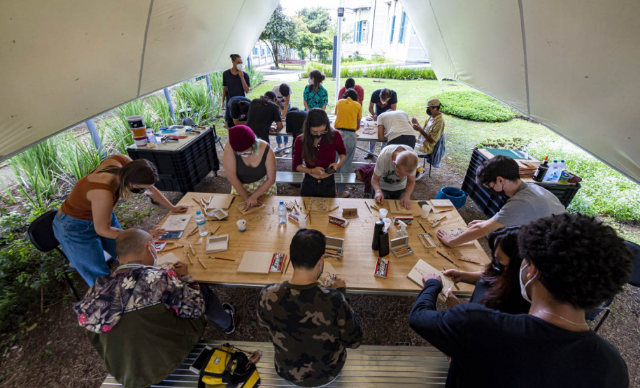Oficinas de xilogravura e carimbos com Luiz Lira e Ramon Santos