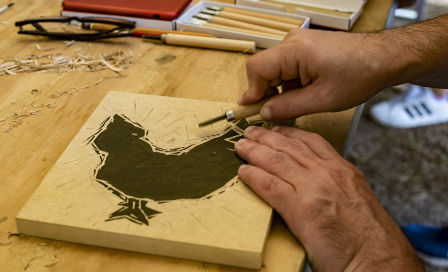 Oficinas de xilogravura e carimbos com Luiz Lira e Ramon Santos