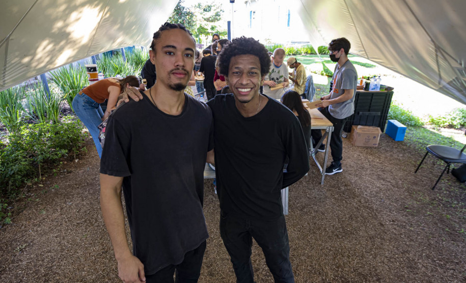 Oficinas de xilogravura e carimbos com Luiz Lira e Ramon Santos