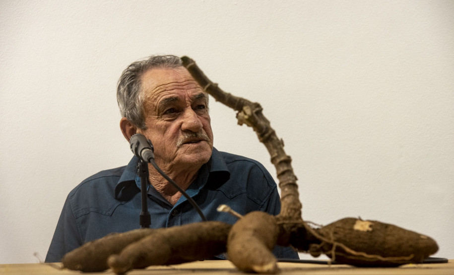 Roda de conversa "Mandioca: agrobiodiversidade na Amazônia e vivências caiçaras" com a pesquisadora Laure Emperaire e o farinheiro caiçara Gelico