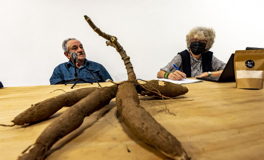 Roda de conversa "Mandioca: agrobiodiversidade na Amazônia e vivências caiçaras" com a pesquisadora Laure Emperaire e o farinheiro caiçara Gelico