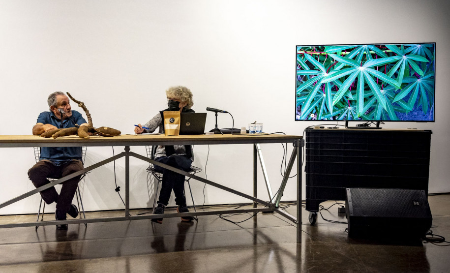 Roda de conversa "Mandioca: agrobiodiversidade na Amazônia e vivências caiçaras" com a pesquisadora Laure Emperaire e o farinheiro caiçara Gelico