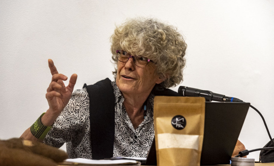 Roda de conversa "Mandioca: agrobiodiversidade na Amazônia e vivências caiçaras" com a pesquisadora Laure Emperaire e o farinheiro caiçara Gelico