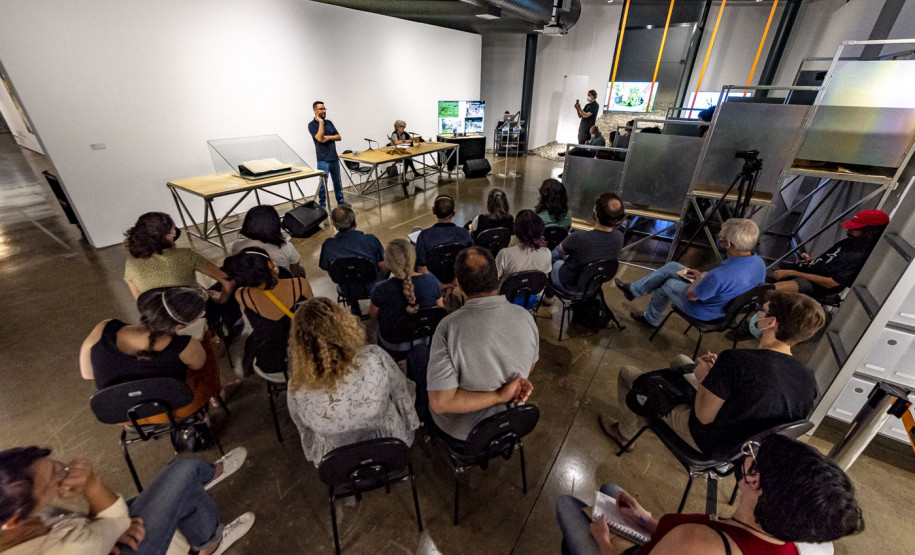 Roda de conversa "Mandioca: agrobiodiversidade na Amazônia e vivências caiçaras" com a pesquisadora Laure Emperaire e o farinheiro caiçara Gelico