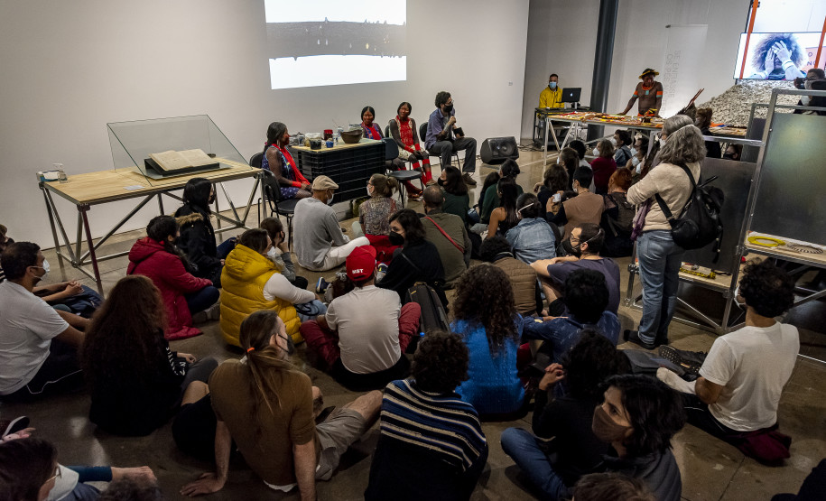 Oficina "Jenipapo, pintura corporal e grafismo Mebêngôkre-Kayapó" com Kokodjy, Bekwynhtokti e Moxare Kayapó