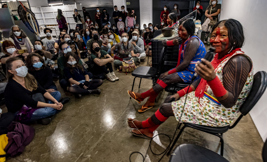 Oficina "Jenipapo, pintura corporal e grafismo Mebêngôkre-Kayapó" com Kokodjy, Bekwynhtokti e Moxare Kayapó