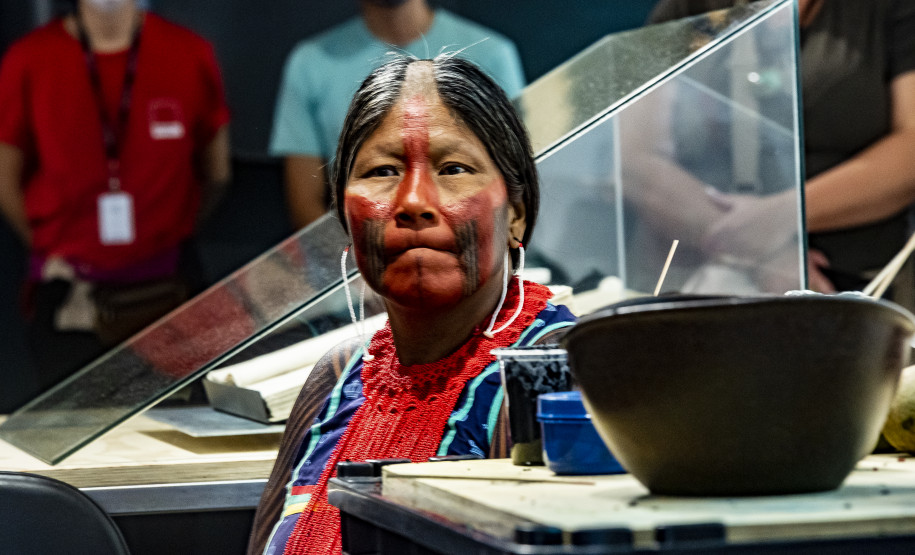 Oficina "Jenipapo, pintura corporal e grafismo Mebêngôkre-Kayapó" com Kokodjy, Bekwynhtokti e Moxare Kayapó