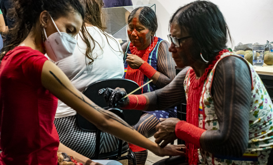 Oficina "Jenipapo, pintura corporal e grafismo Mebêngôkre-Kayapó" com Kokodjy, Bekwynhtokti e Moxare Kayapó