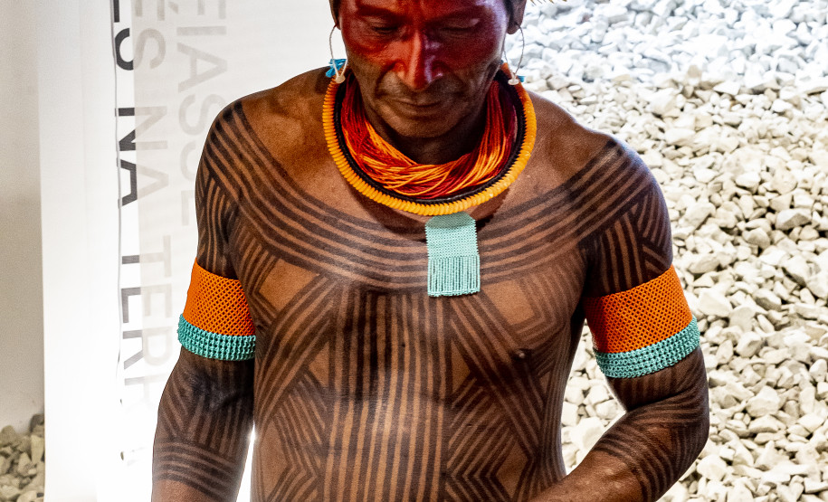 Oficina "Jenipapo, pintura corporal e grafismo Mebêngôkre-Kayapó" com Kokodjy, Bekwynhtokti e Moxare Kayapó