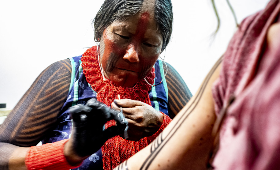 Oficina "Jenipapo, pintura corporal e grafismo Mebêngôkre-Kayapó" com Kokodjy, Bekwynhtokti e Moxare Kayapó