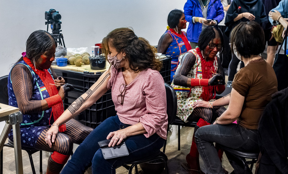 Oficina "Jenipapo, pintura corporal e grafismo Mebêngôkre-Kayapó" com Kokodjy, Bekwynhtokti e Moxare Kayapó