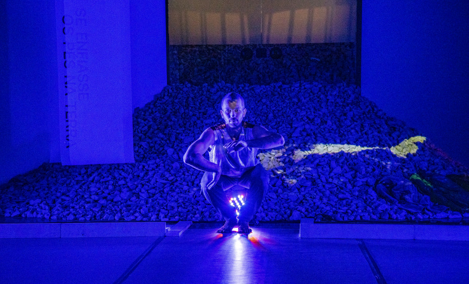 Espetáculo de dança "Jardim Noturno" com Laboratório Siameses