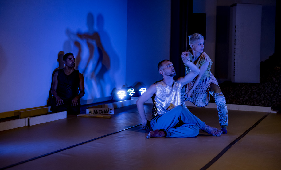 Espetáculo de dança "Jardim Noturno" com Laboratório Siameses