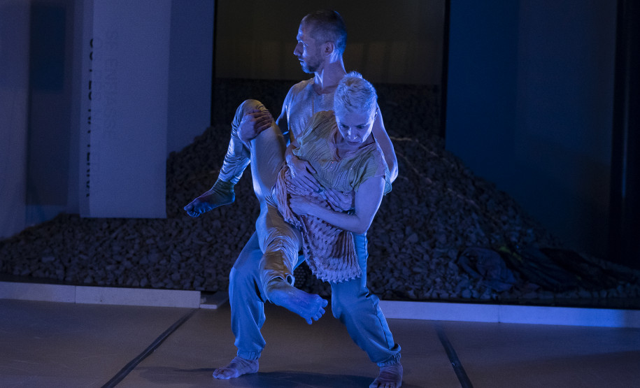 Espetáculo de dança "Jardim Noturno" com Laboratório Siameses