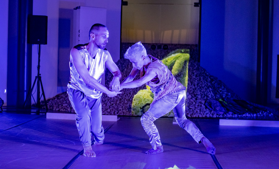 Espetáculo de dança "Jardim Noturno" com Laboratório Siameses