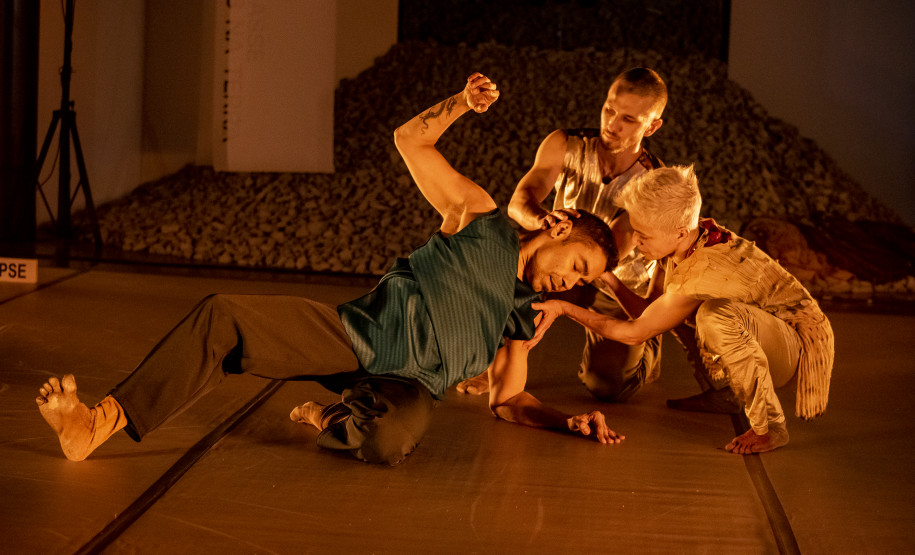 Espetáculo de dança "Jardim Noturno" com Laboratório Siameses