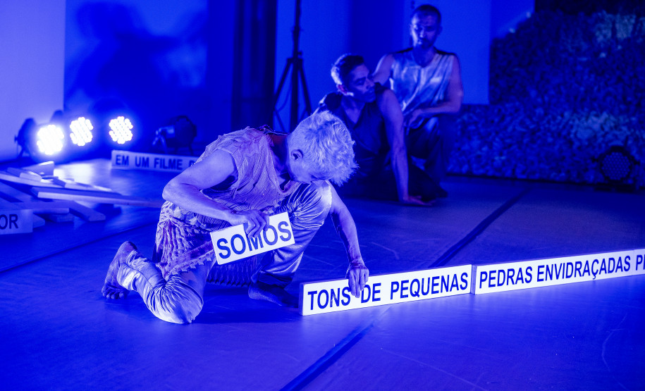 Espetáculo de dança "Jardim Noturno" com Laboratório Siameses