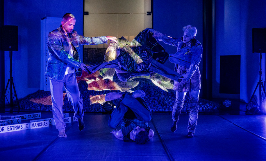 Espetáculo de dança "Jardim Noturno" com Laboratório Siameses