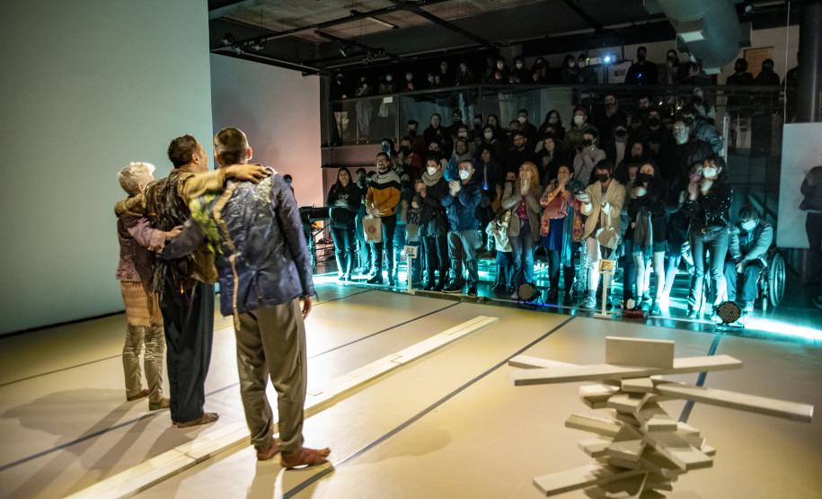 Espetáculo de dança "Jardim Noturno" com Laboratório Siameses