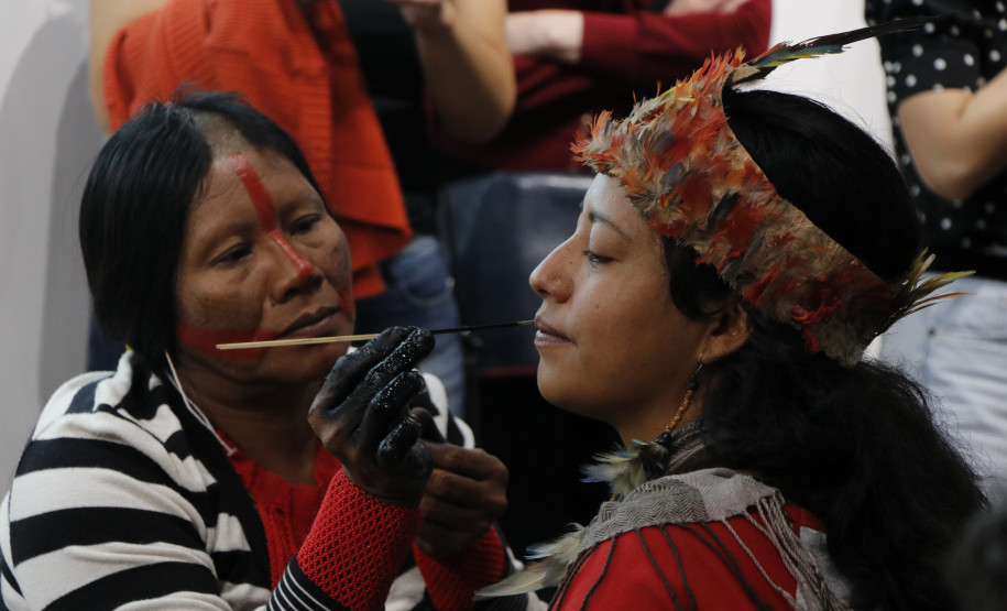 Oficina "Jenipapo, pintura corporal e grafismo Mebêngôkre-Kayapó" com Kokodjy, Bekwynhtokti e Moxare Kayapó