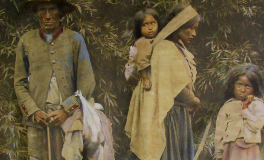 Fotopintura de família Kaingang. Acervo Museu Paranaense.