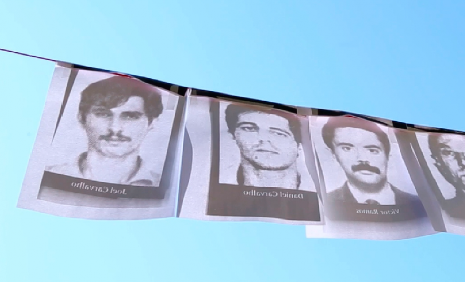 Folhas (da exposição) com fotos de desaparecidos na ditadura civil-militar brasileira