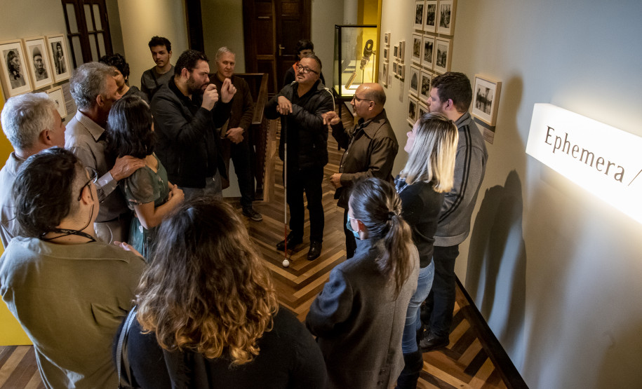 Realização de visita guiada em Libras para surdas e surdos