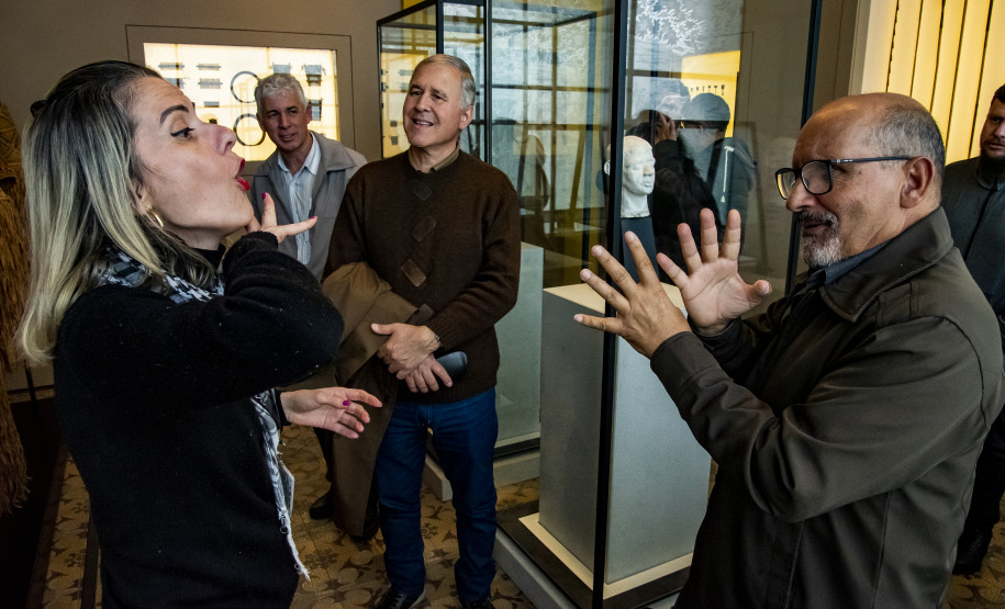 Realização de visita guiada em Libras para surdas e surdos