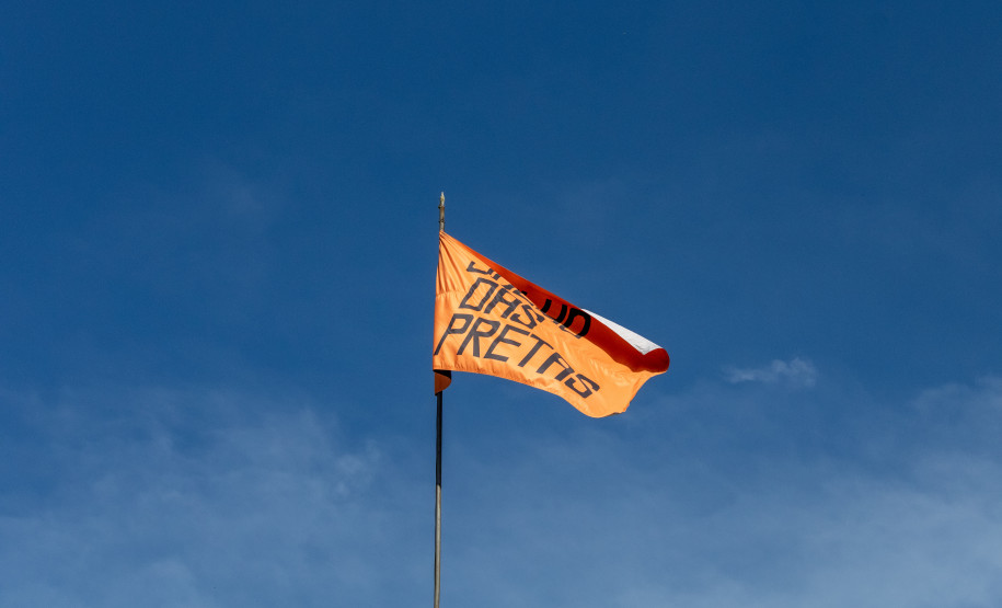 Bandeira do Julho das Pretas em cima do MUPA
