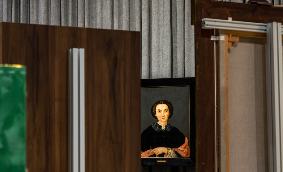 Retrato de Íria Corrêa, pioneira na produção artística paranaense, na exposição Objeto Sujeito