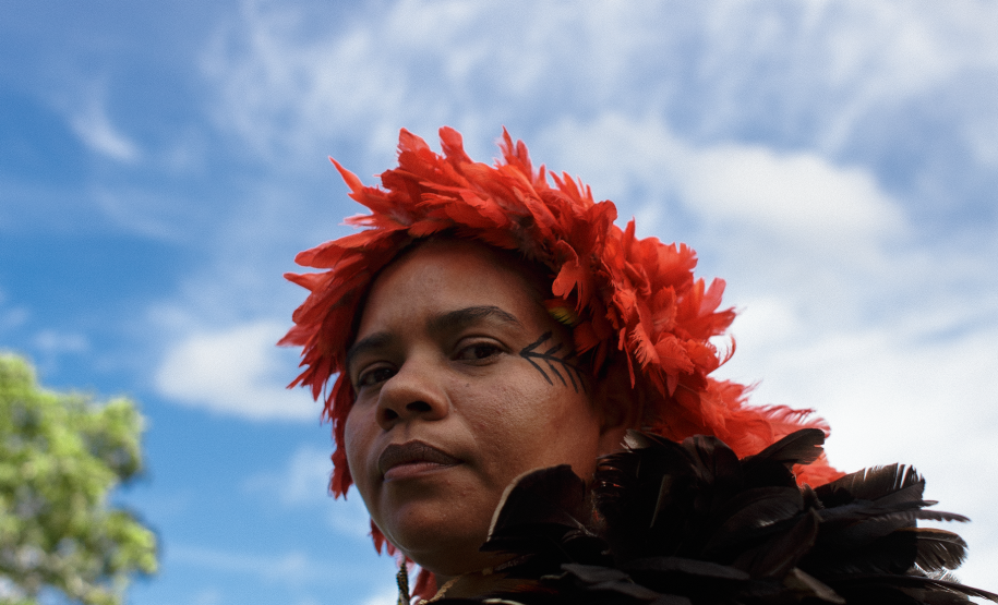 Glicéria Tupinambá abre videoinstalação no MUPA sobre os mantos Tupinambá